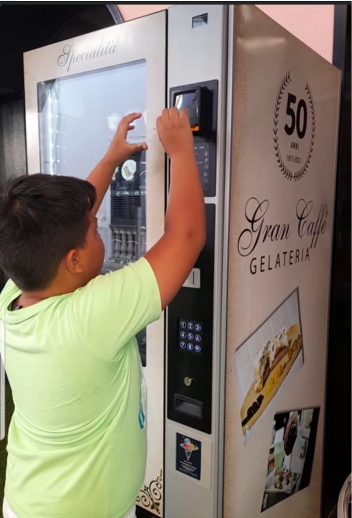 Installazione distributore di gelato, la seconda in Italia